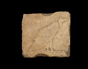 Een blok met een staande gier op één zijde en een uil op de andere zijde, beide in laag reliëf, Ptolemeïsche periode