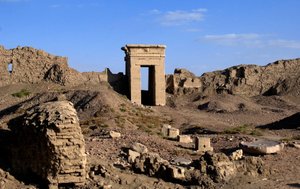 Egyptische oudheid: Uitzicht op de boog van de noordelijke poort, Tempel van Hathor, Denderah, Egypte