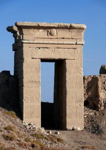 Egyptische oudheid: uitzicht op de boog van de noordelijke poort, Hathor-tempel, Denderah, Egypte door Egyptian Ptolemaic Period