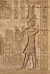 Egyptische oudheid: Romeinse mammisi ter herdenking van de geboorte van Ihy, zoon van Isis - Detail van reliëfs en hiërogliefen: Keizer Trajanus die offers brengt aan de godin Hathor - Tempel van Hathor, Denderah, Egypte door Egyptian Ptolemaic Period
