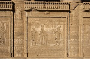 Egyptische oudheid: Romeinse mammisi ter herdenking van de geboorte van Ihy, zoon van Isis, Hathor-tempel, Denderah, Egypte door Egyptian Ptolemaic Period