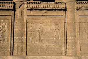 Egyptische oudheid: Romeinse mammisi ter herdenking van de geboorte van Ihy, zoon van Isis. Tempel van Hathor, Denderah, Egypte door Egyptian Ptolemaic Period