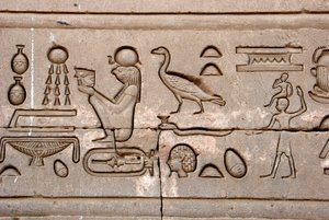 Egyptische oudheid: hiërogliefen op de oostelijke muur van de Hathor-tempel, Denderah, Egypte door Egyptian Ptolemaic Period