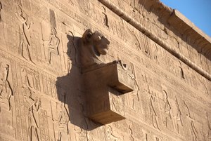 Egyptische oudheid: leeuwenkop waterspuwer, tempel van Hathor, Denderah, Egypte door Egyptian Ptolemaic Period