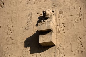 Egyptische oudheid: leeuwenkop waterspuwer, tempel van Hathor, Denderah, Egypte
