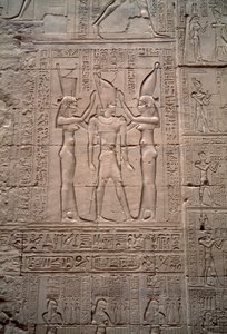 Egyptische oudheid: laag reliëf dat de kroning van koning Ptolemee IV voorstelt. Tempel van Horus, Edfu, Egypte