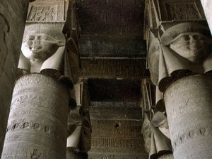 Egyptische oudheid: gedeeltelijk uitzicht op de hypostyle zaal met kolommen versierd met de voorstelling van de godin Hathor. Tempel van Hathor, Denderah, Egypte