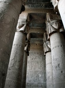 Egyptische oudheid: gedeeltelijk zicht op de hypostyle zaal met zuilen versierd met de voorstelling van de godin Hathor. Tempel van Hathor, Denderah, Egypte
