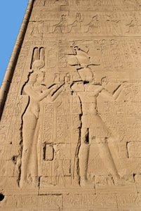 Egyptische oudheid: reliëf van de achterwand van de tempel gewijd aan de godin Hathor, met Cleopatra en Caesarion door Egyptian Ptolemaic Period