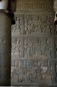 Egyptische oudheid: reliëfs binnen de hypostyle zaal van de tempel gewijd aan Hathor, Denderah, Egypte door Egyptian Ptolemaic Period