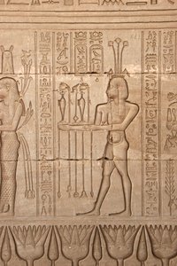 Egyptische oudheid: voorstelling van een man die offers brengt als eerbetoon aan de godin, Tempel van Hathor, Denderah, Egypte
