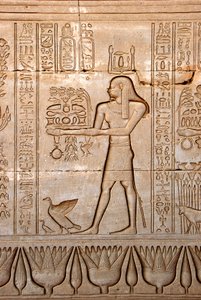 Egyptische oudheid: voorstelling van een man die offers brengt aan de godin, Tempel van Hathor, Denderah, Egypte - Egyptische beschaving: een man die offers brengt aan de godin Hathor, uitgehouwen op de muur van de Hathor-tempel (of Tempel van Tentyra) in  door Egyptian Ptolemaic Period