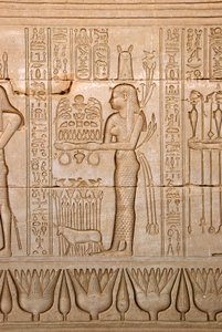 Egyptische oudheid: voorstelling van een vrouw die offers brengt aan de godin Hathor, tempel van Hathor, Denderah, Egypte door Egyptian Ptolemaic Period