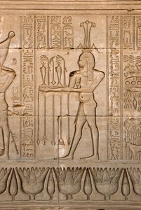 Egyptische oudheid: voorstelling van de god van de Nijl, Hapy, en hiërogliefen, tempel van Hathor, Denderah, Egypte