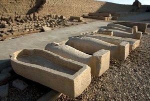 Egyptische oudheid: sarcofaag geplaatst in een van de binnenplaatsen van de tempel van Hathor, Dendera, Egypte