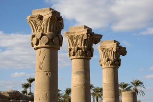 Egyptische oudheid: uitzicht op de zuilen van de kiosk voor de ingang van de tempel gewijd aan de godin Hathor. 81-117 n.Chr. Denderah, Egypte door Egyptian Ptolemaic Period