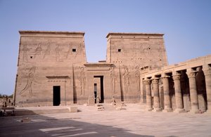 Egyptische oudheid: uitzicht op de ingang van de tempel van Edfu gewijd aan de godheid Horus en gebouwd tussen 237 en 57 v.Chr.