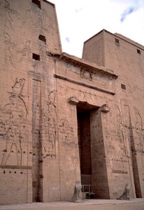 Egyptische oudheid: zicht op de ingang van de tempel van Edfu gewijd aan de god Horus en gebouwd tussen 237 en 57 v.Chr. Egypte door Egyptian Ptolemaic Period