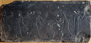 Egyptische antiquiteit: kalkstenen plaat versierd met laag reliëf dat het persen van lotus bloemen voorstelt, 8e tot 7e eeuw v.Chr. door Egyptian School