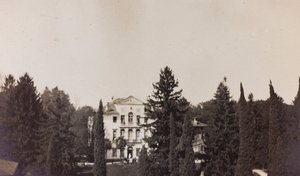 Album van de Eerste Wereldoorlog in Friuli-Venezia Giulia: uitzicht op Villa Brazzà, huis van 17 van het oorlogshospitaal in Soleschiano Manzano, foto genomen vanaf de kerktoren, 01-04/1916 door Elena Bianconcini