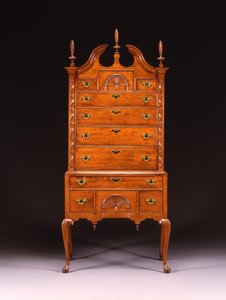 De Hawley-Clarke-Lyman familie Queen Anne gesneden hoge ladekast, Hadley of Springfield gebied, Massachusetts, ca. 1750-70