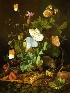 Stilleven van een bosbodem met bloemen, een muis en vlinders
