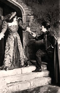 Julia Neilson en Fred Terry in een scène uit Dorothy O The Hall