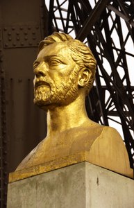 Buste van Gustave Eiffel onder de Eiffeltoren, Parijs, Frankrijk