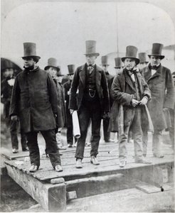 (L naar R) John Scott Russell, Henry Wakefield, Isambard Kingdom Brunel en Lord Derby bij de lancering van de SS Great Eastern door English Photographer