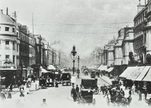 252-260 Regent Street, Westminster: noordwaarts naar Oxford Circus, 1890 door English Photographer
