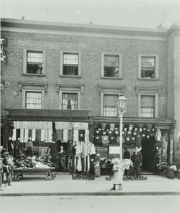 7-8 Gainsborough Road: voorgevels, Londen, 1899 door English Photographer