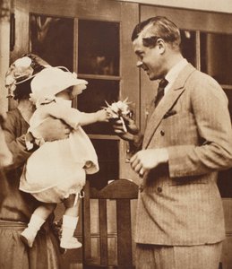 Een kind geeft koning Edward VIII een boeket in het Enham Village Centre, 1926