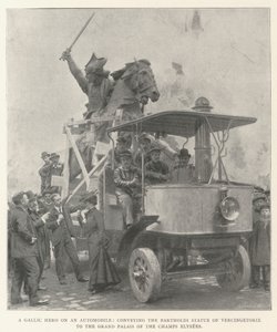 Een Gallische held op een automobiel, het Bartholdi-standbeeld van Vercingetorix vervoerend naar het Grand Palais van de Champs Elysees door English Photographer