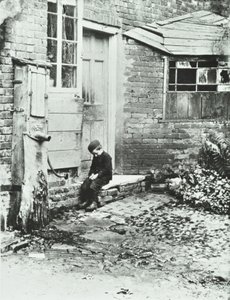 Een jongen in Frogmore, Londen, 1888 door English Photographer