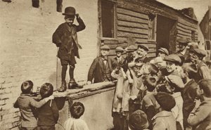 Een opkomende humorist uit East End die een Charlie Chaplin-imitatie doet (zw/w foto)