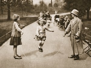 Een meisje dat touwtje springt in Hyde Park of Kensington Gardens, uit Wonderful London, gepubliceerd 1926-27 door English Photographer