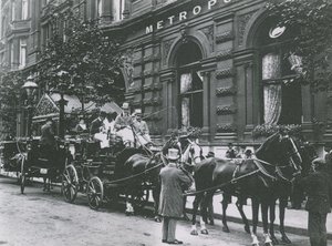 Een paard-en-wagen op straat buiten het Hotel Metropole door English Photographer