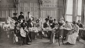 Een dames Rode Kruis naaibijeenkomst in Claridge
