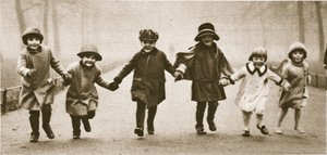 Een rij goedgeklede kinderen die rennen in Hyde Park, uit Wonderful London, gepubliceerd 1926-27 door English Photographer