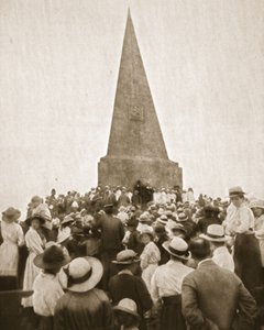 Een schilderachtige oude gewoonte in St. Ives: de Old Hundredth bij de John Knill Obelisk, uit The Illustrated War News, 2 augustus 1916 door English Photographer