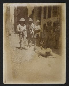 Een gevangene onder gewapende bewaking in de Ram Bagh-tuin, uit Zichten van Amritsar, inclusief de nasleep van de rellen door English Photographer