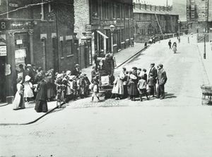 Een straatorganist in Putney, Londen, 1886
