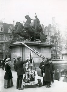 Een telescoop om naar Big Ben te kijken op de Embankment bij het Boadicea-standbeeld door English Photographer