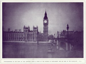 Een uitzicht op de Houses of Parliament en Big Ben in de stralen van de jagersmaan, tijdens de verduistering, uit The Illustrated War News, gepubliceerd op 8 november 1939 door English Photographer