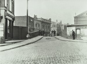 Een wit paard reist over Rhodeswell Road naar Old Victory Bridge, 1895