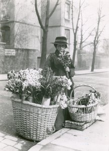 Een vrouw bloemenverkoopster