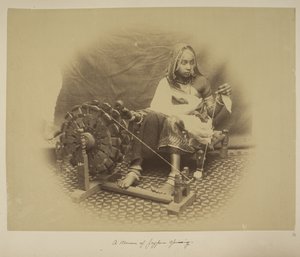 Een vrouw uit Jeypore aan het spinnen, c.1890 door English Photographer