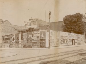 Reclames op de hoek van Latchmere Road en Lavender Hill, Wandsworth, Londen