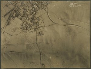 Luchtfoto met loopgraven uit de Eerste Wereldoorlog, 1917 door English Photographer