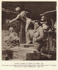 Alfred Gilbert, Engelse beeldhouwer aan het werk aan Eros door English Photographer
